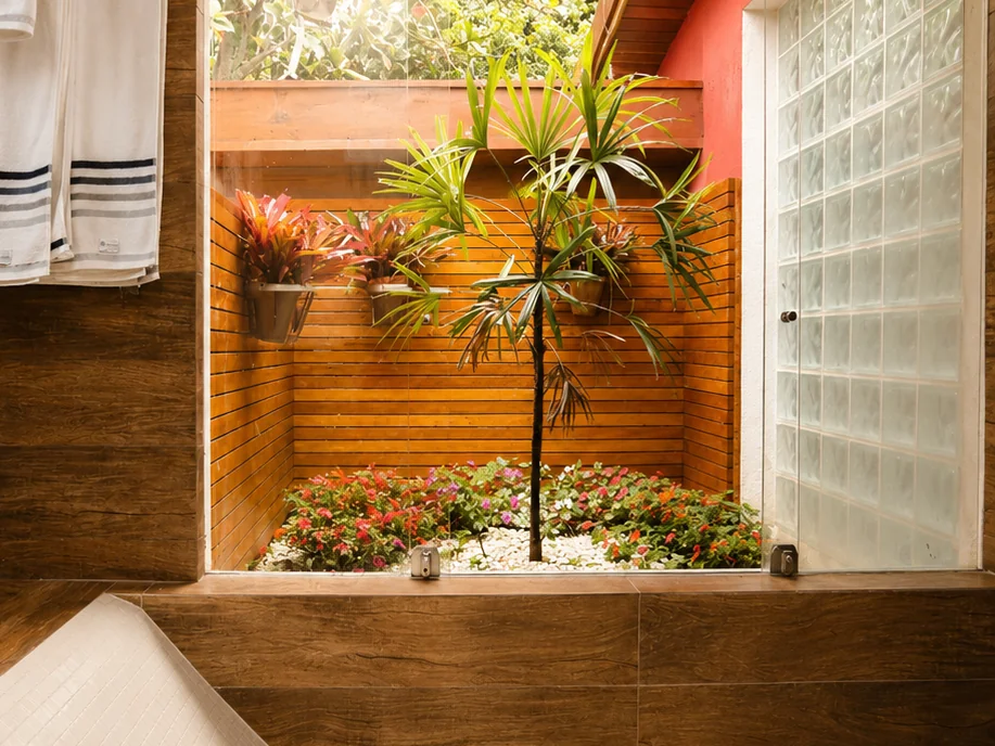 Jardín interior de la suite principal de Casa Paraíso, visto desde la bañera