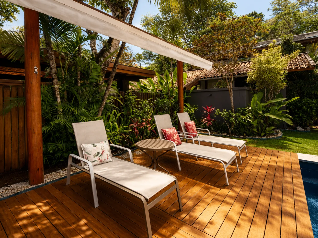 Espreguiçadeiras brancas no deck de madeira da Casa Paraíso