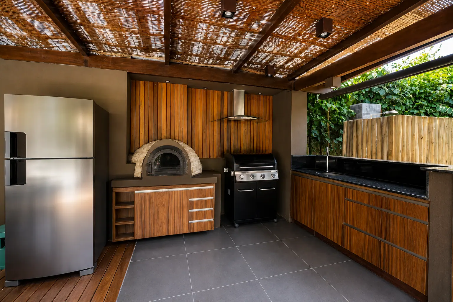 Espaço gourmet privativo da Casa Paraíso com forno de barro a lenha e churrasqueira