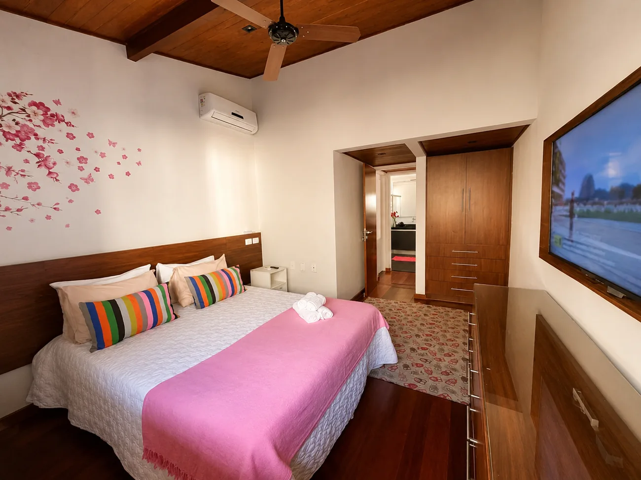 Quarto da Casa Paraíso com cama de casal e Smart TV