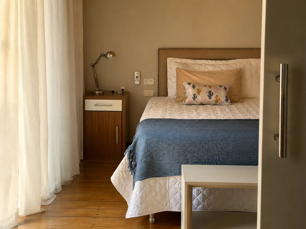 Quarto da Casa Paraíso com cama king e janela para o verde