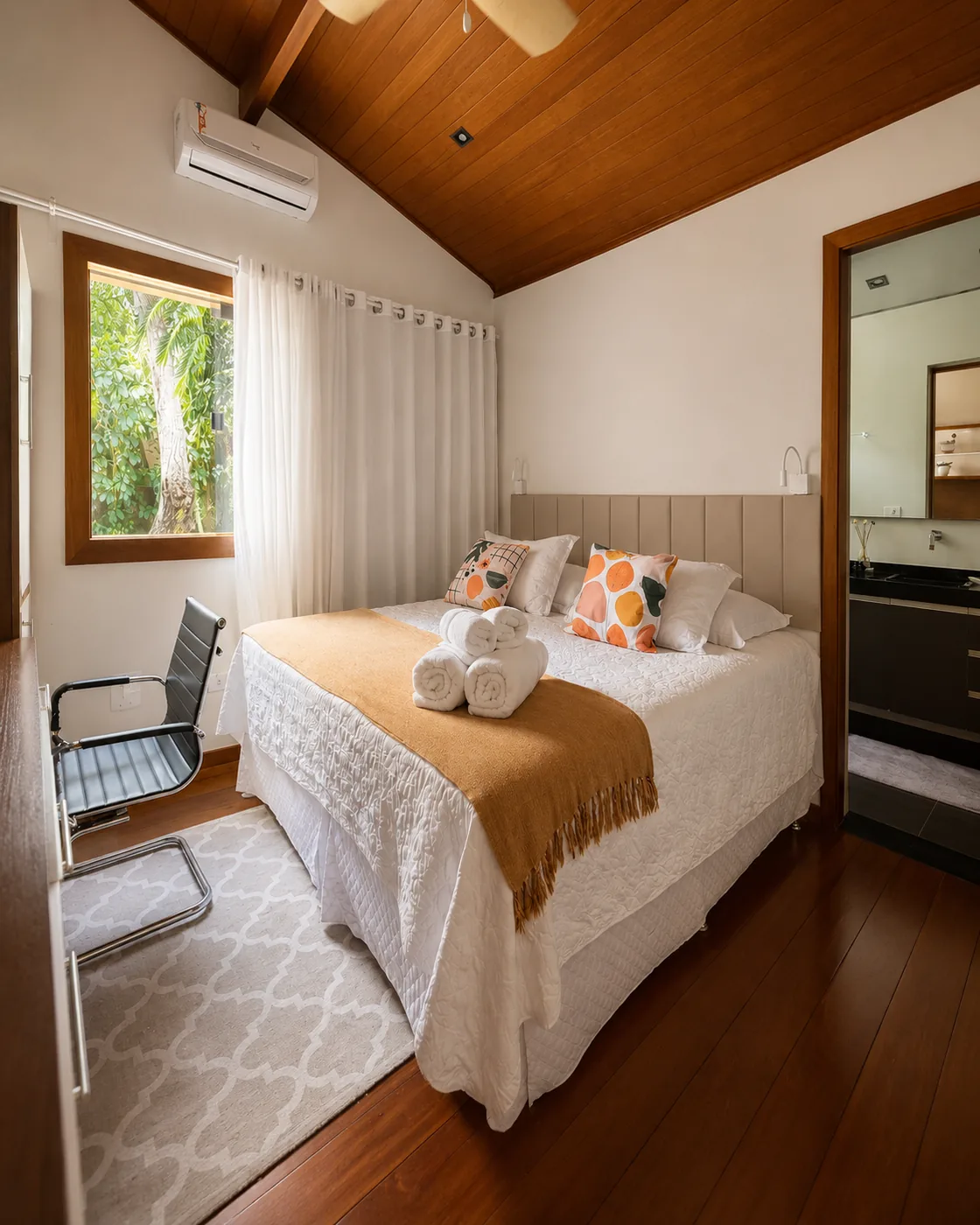 Suíte master arejada da Casa Paraíso, com cama super king e luz natural