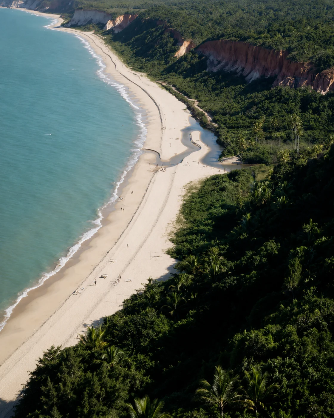 Acantilados rojizos de Praia de Pitinga al atardecer, en Arraial d'Ajuda