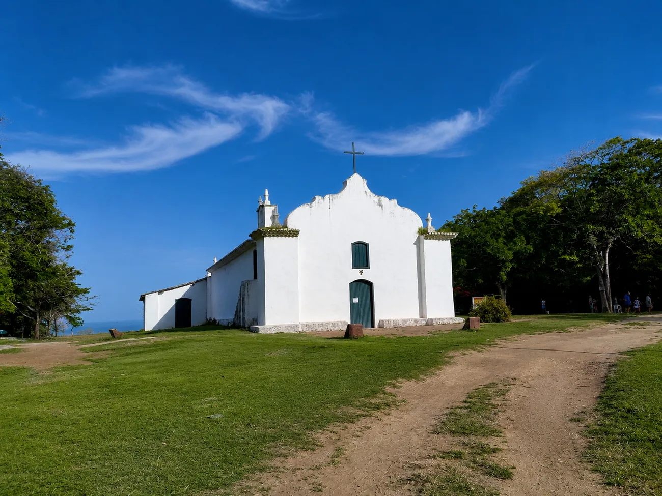 Capela branca de São João Batista no Quadrado de Trancoso, sob céu azul
