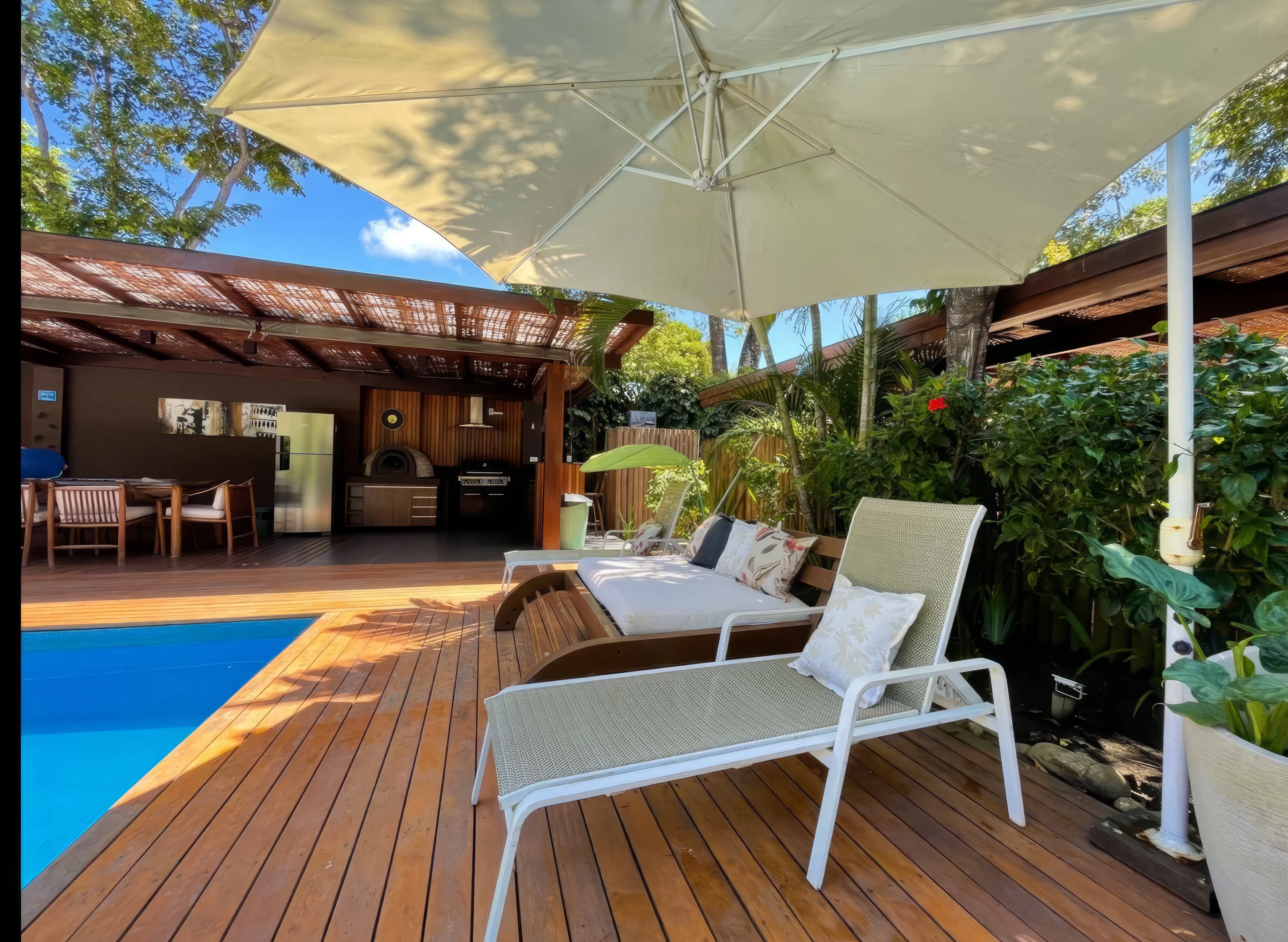 Suíte master espaçosa com cama Super King e varanda com vista para o jardim.