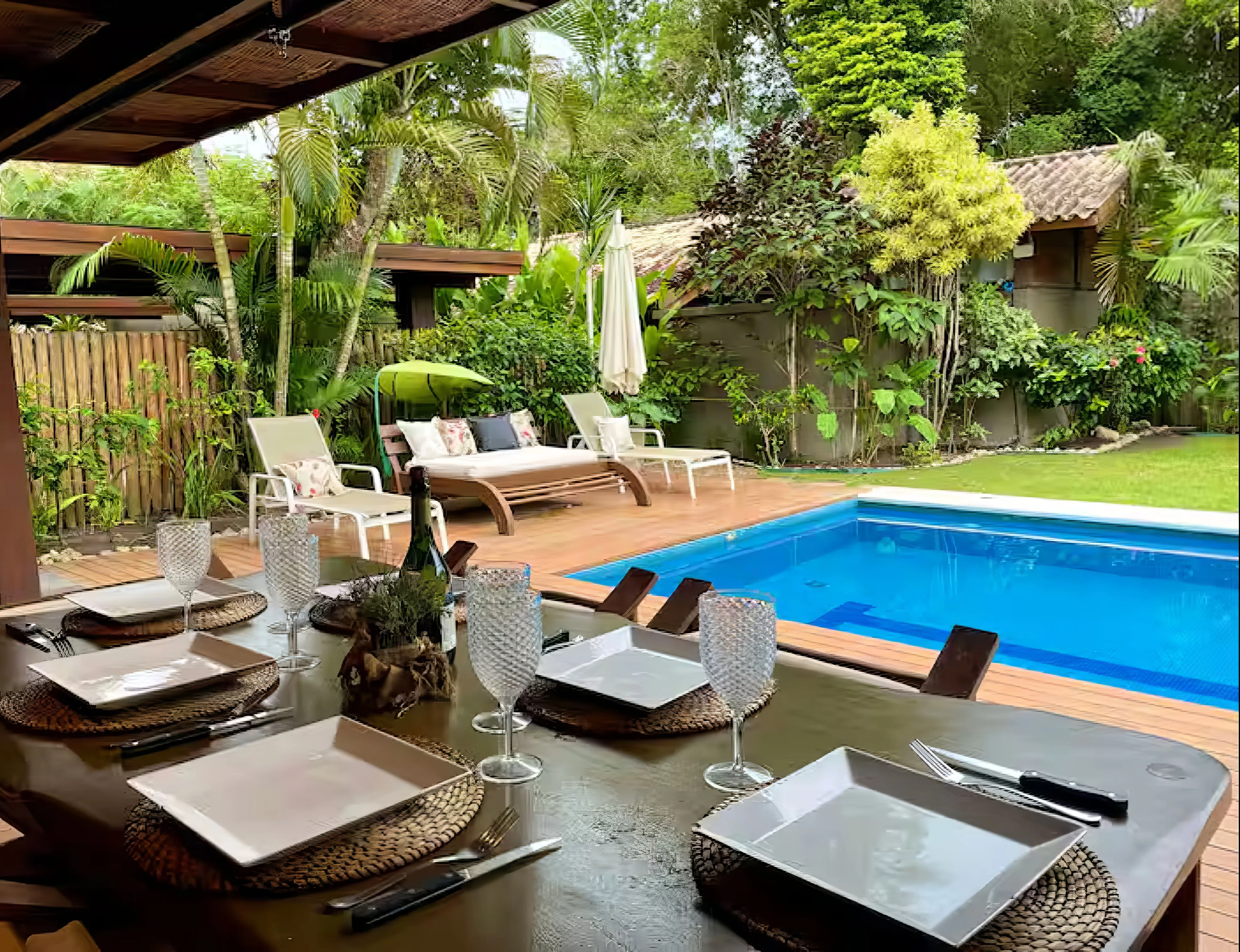 Deck de madeira elegante para refeições ao ar livre integrado à natureza.