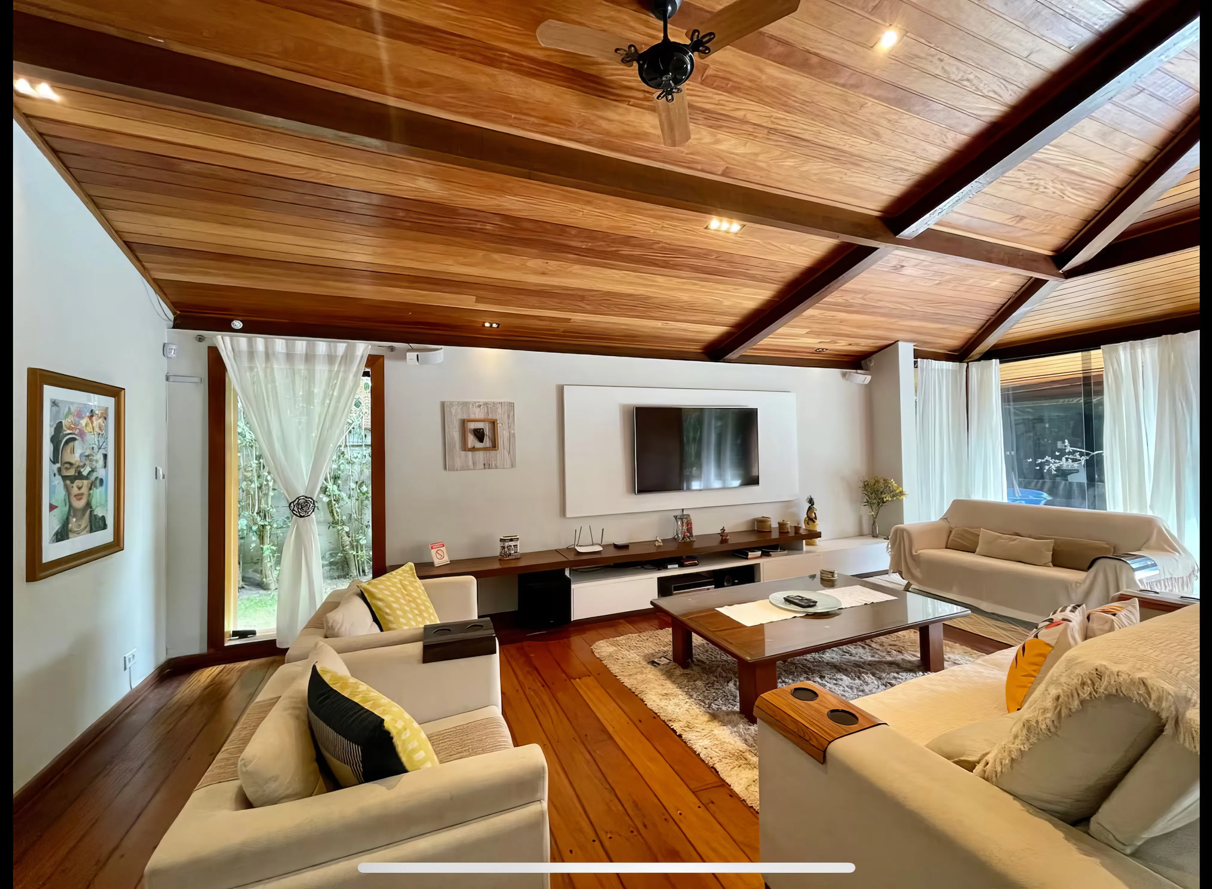 Detalhe da decoração de um dos quartos, mostrando conforto e bom gosto.