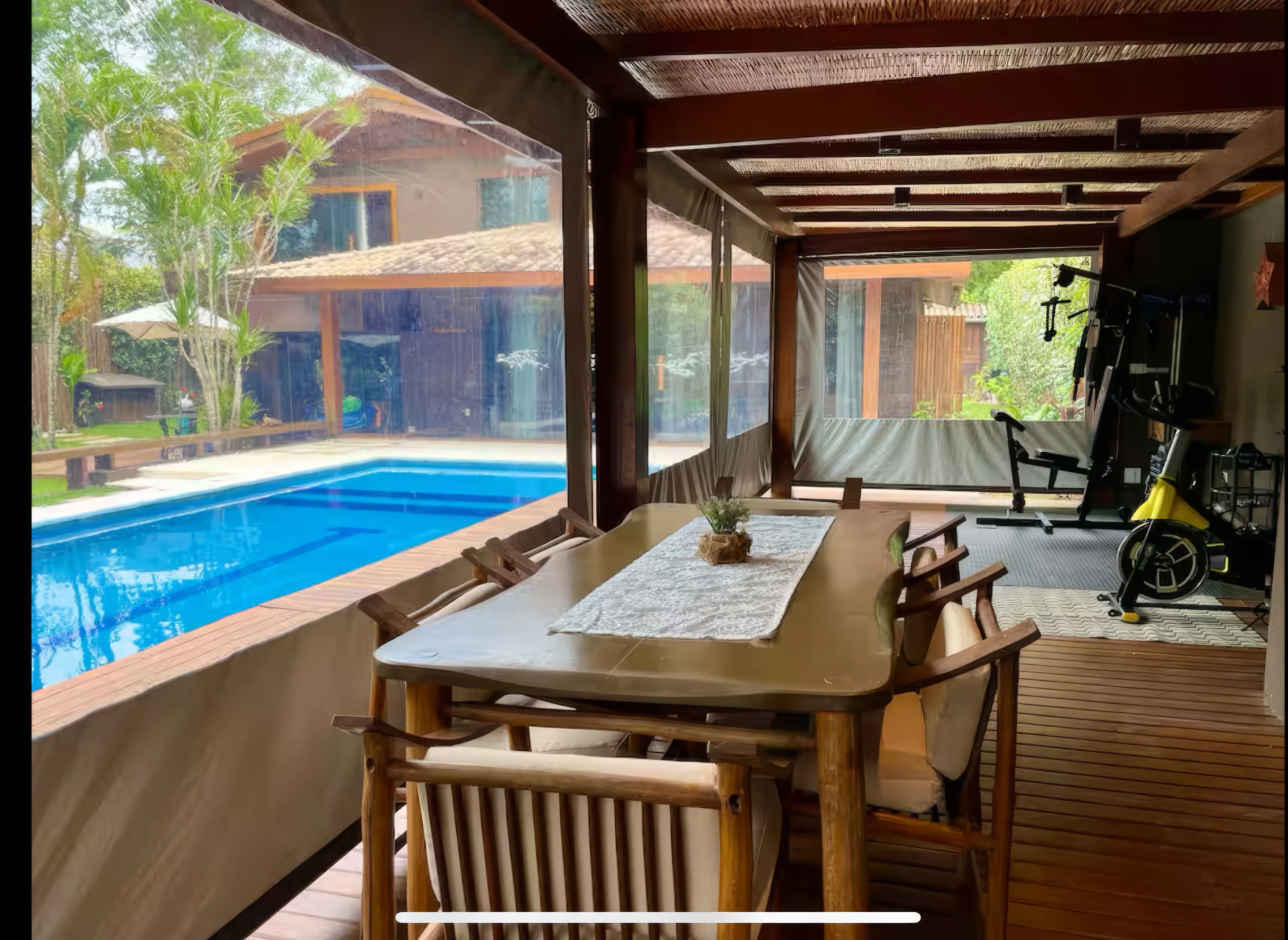 Amplo jardim privativo de 950m² com paisagismo exuberante.