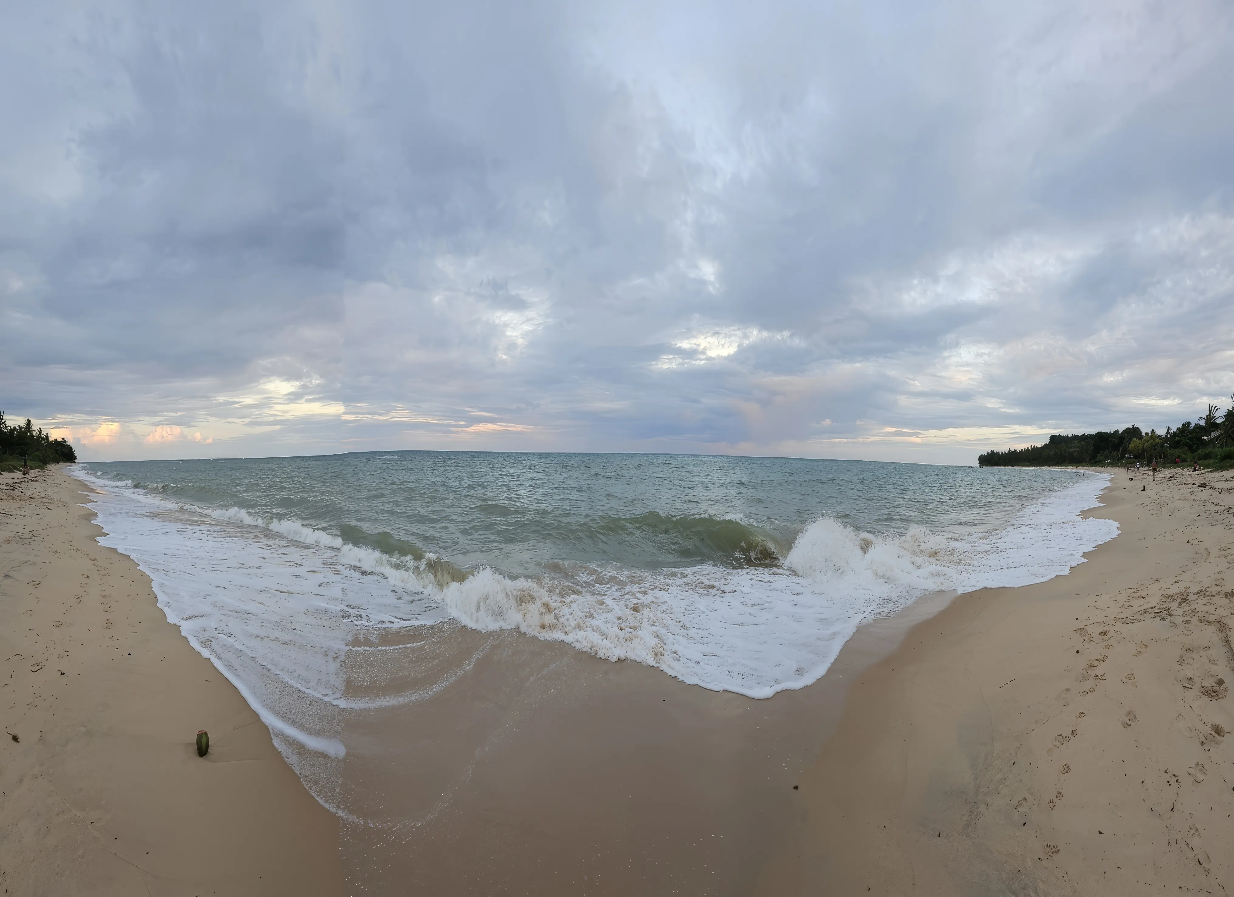 Vista aérea mostrando a proximidade da Casa Paraíso com a vegetação e o mar.
