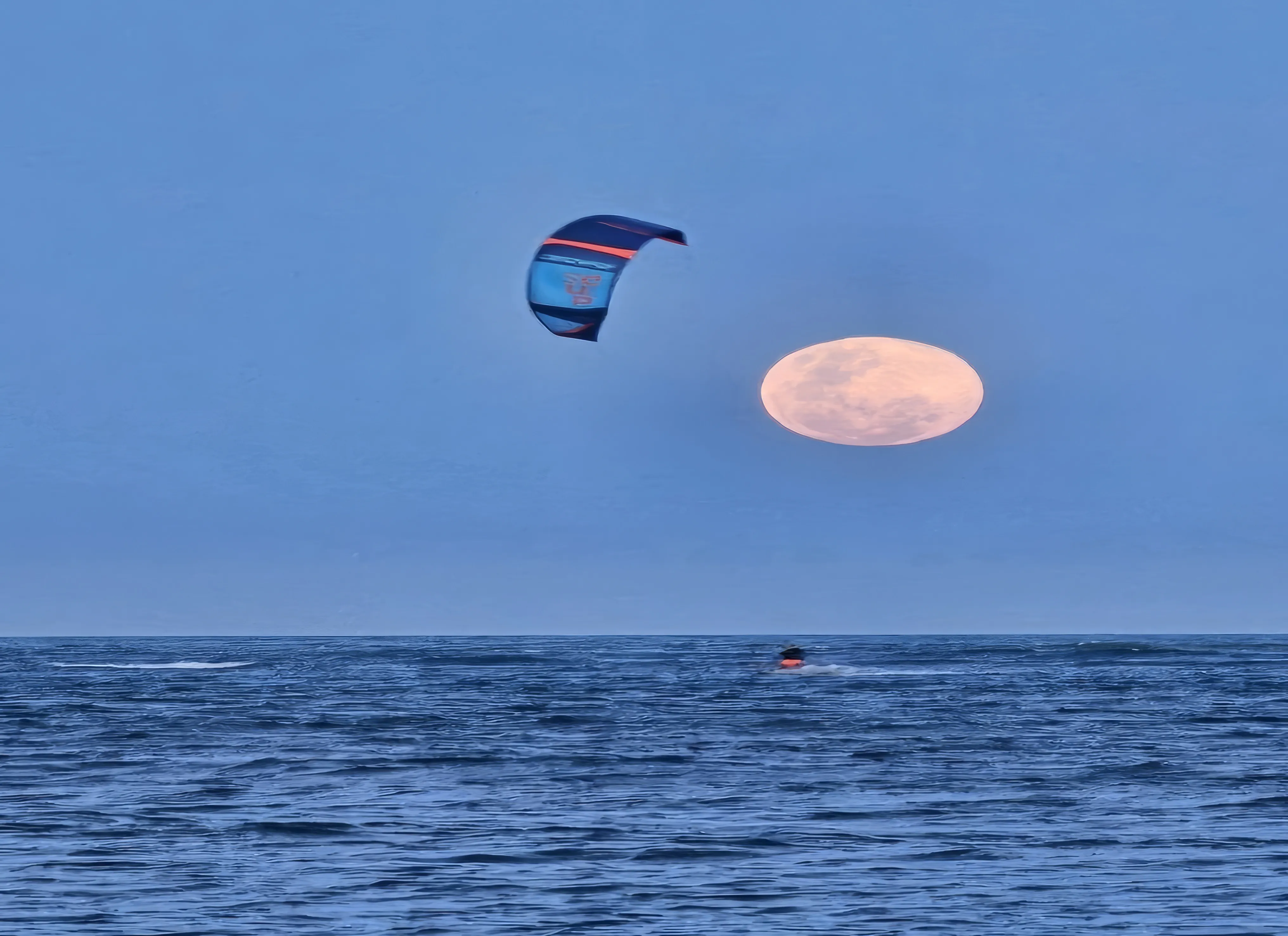 Caminho de areia cercado por coqueiros que leva diretamente ao acesso da praia.