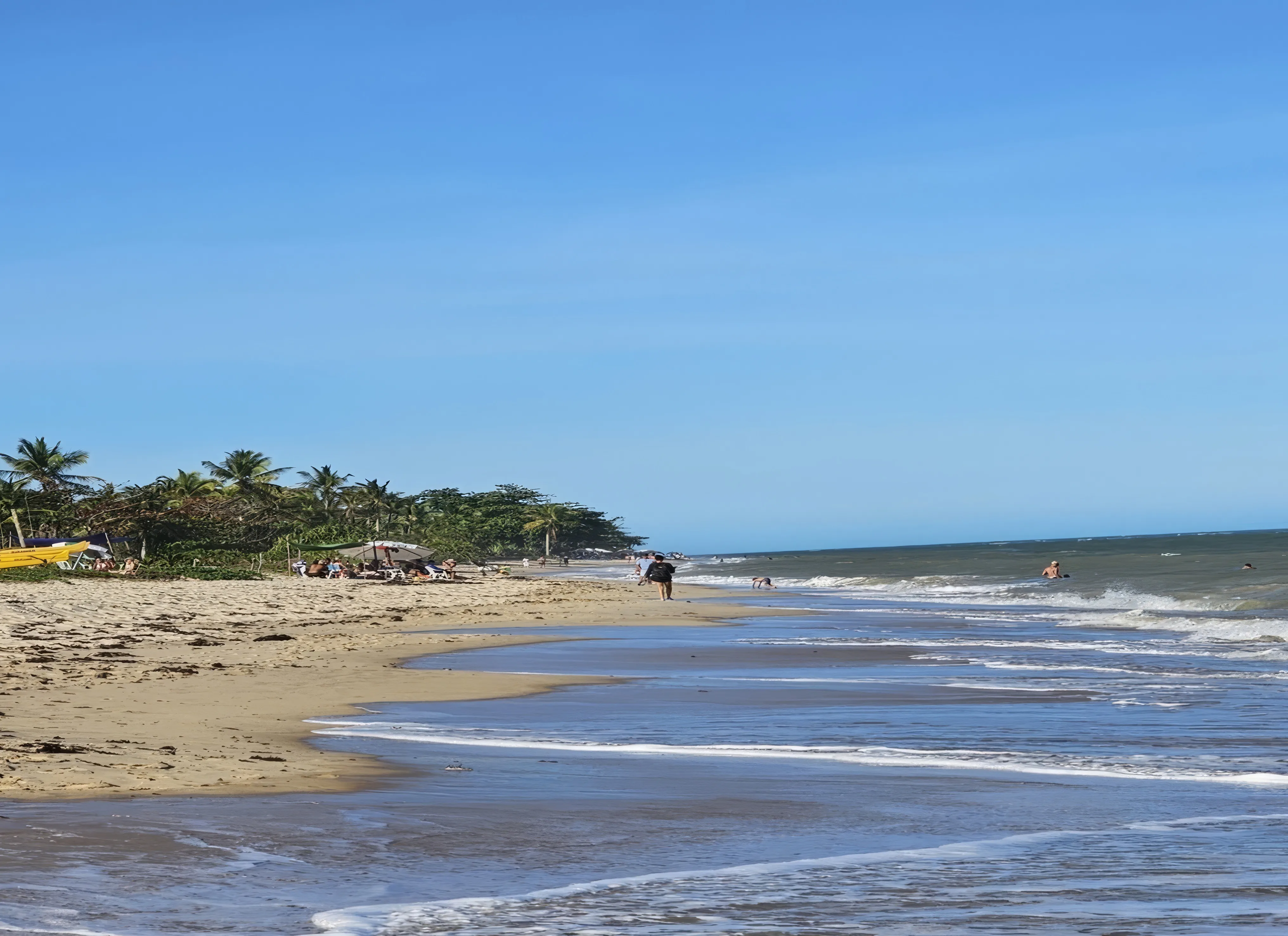 Rua tranquila e arborizada do bairro Quintas do Arraial, demonstrando seu charme.