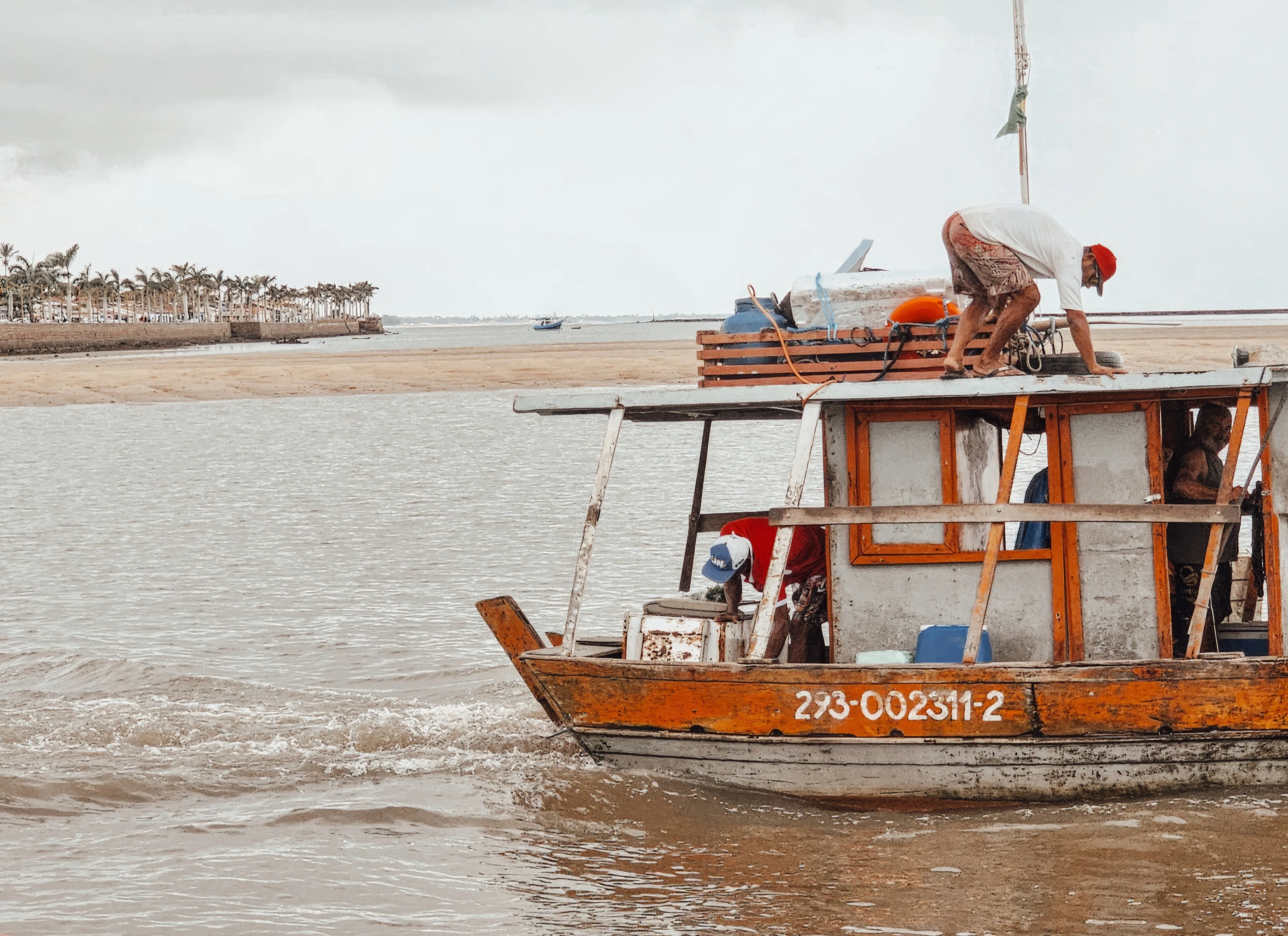 Vista da Estrada da Balsa, principal via de acesso de Arraial d'Ajuda.