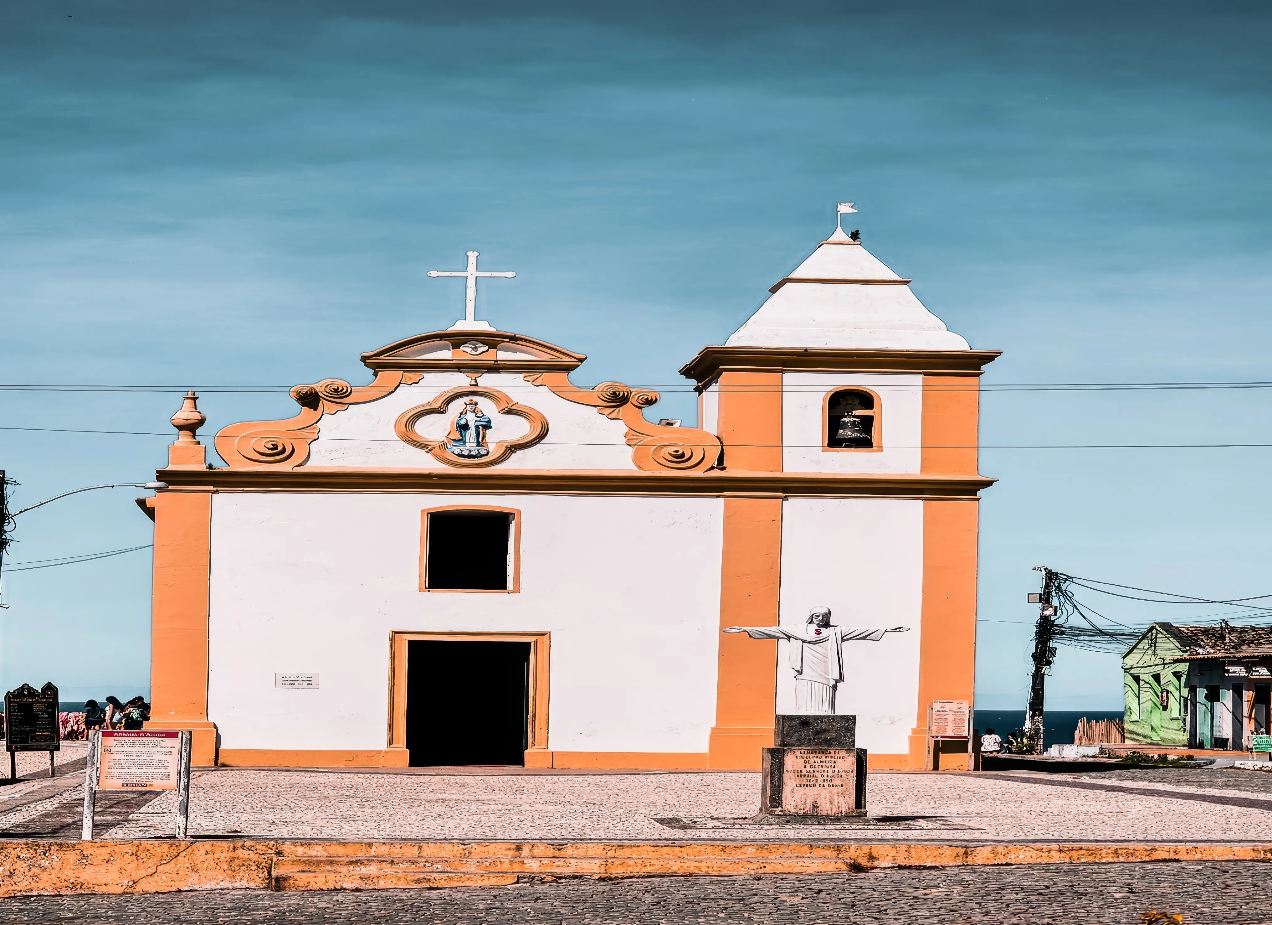 Detalhe da flora nativa exuberante que cerca a propriedade e o bairro.