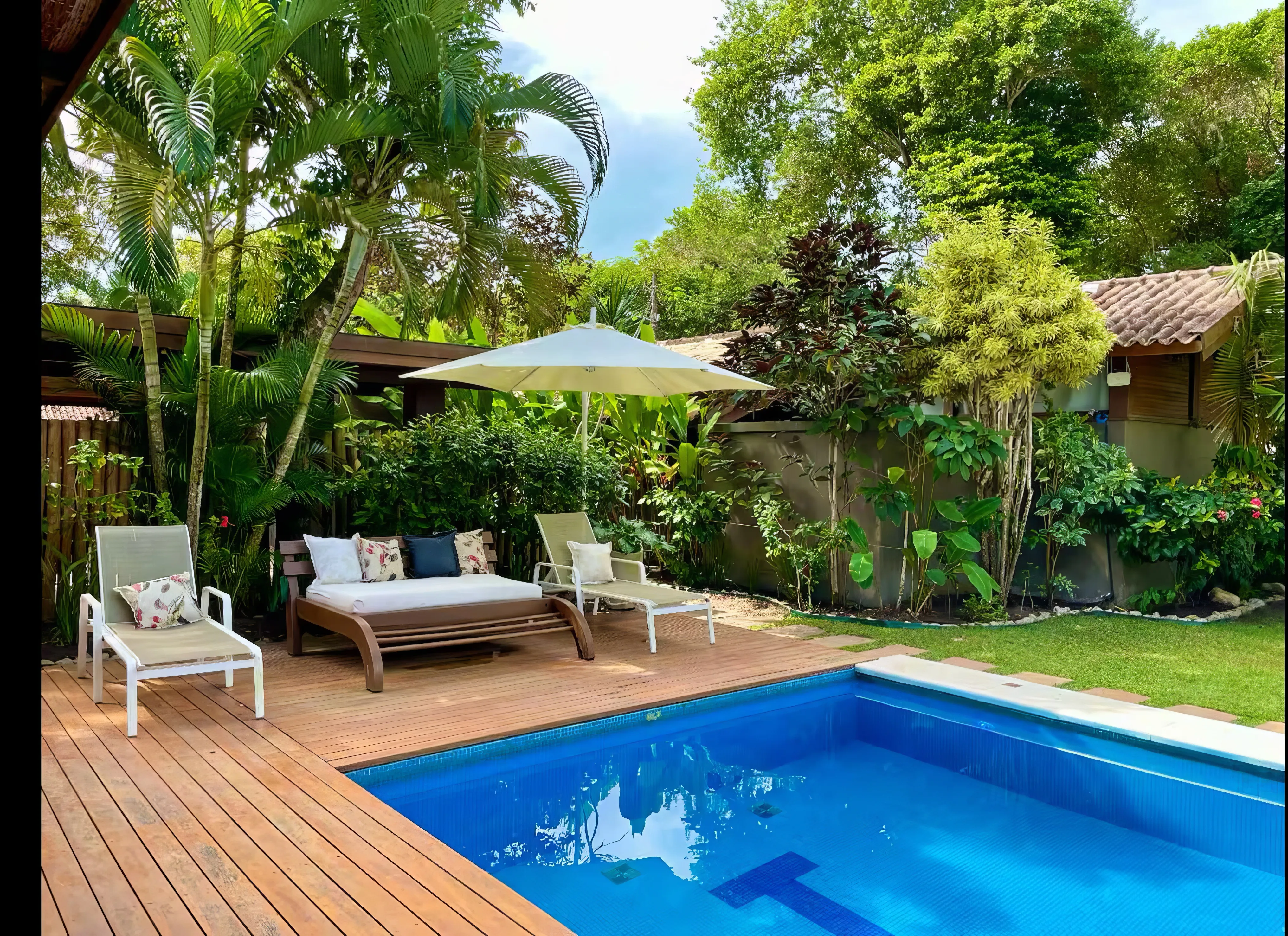 Fachada da Casa Paraíso com arquitetura moderna e integrada à natureza.