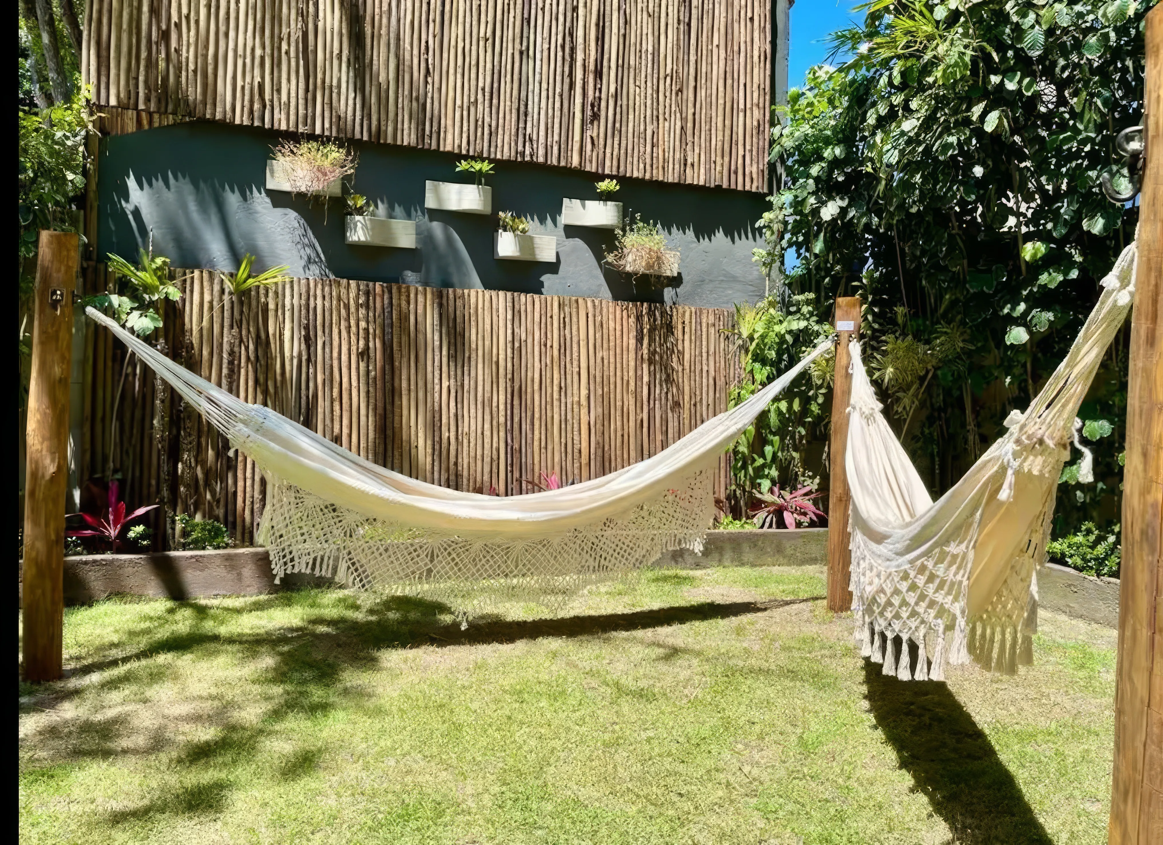 Segunda suíte da propriedade com cama de casal e acesso ao jardim.