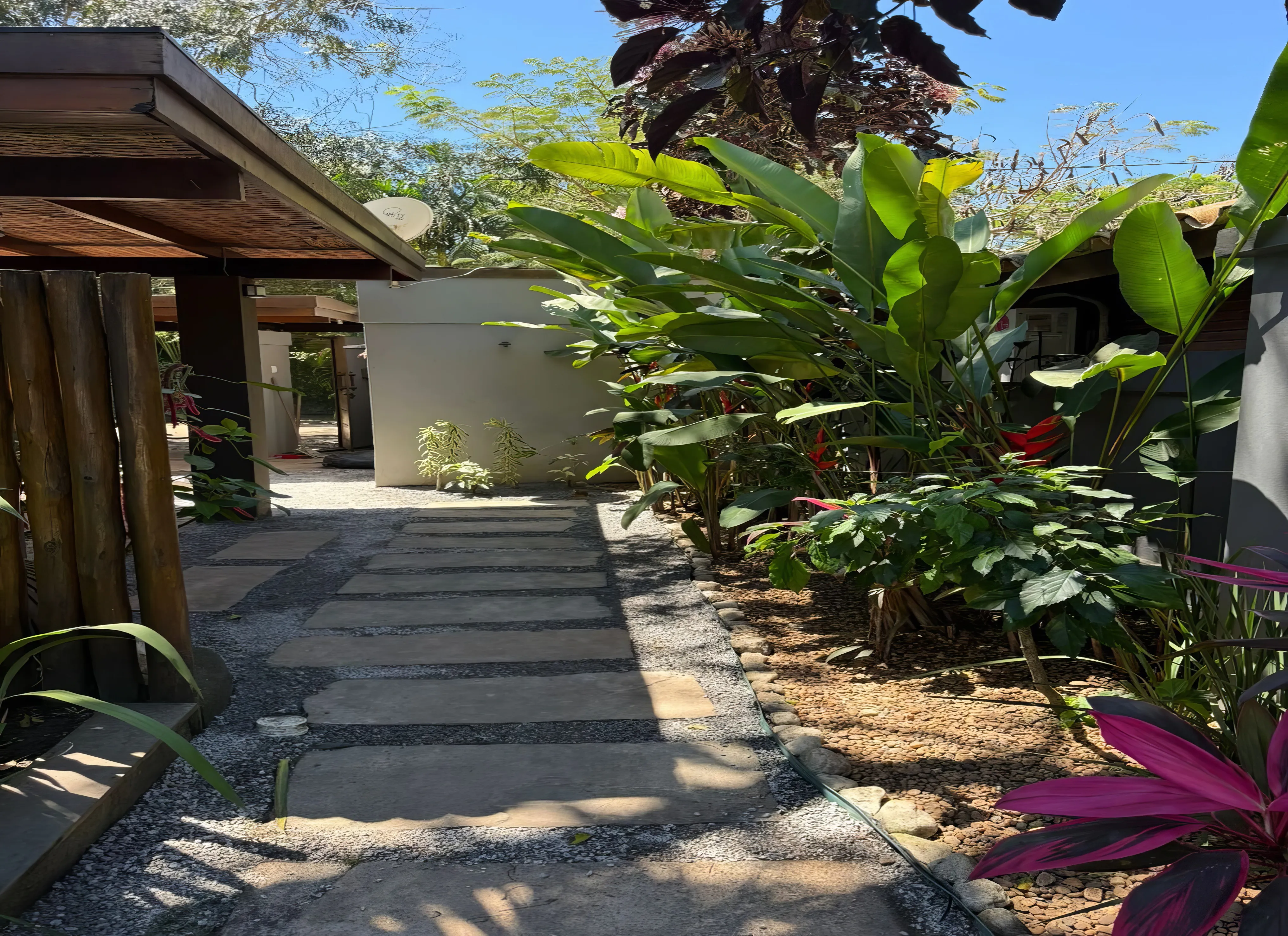 Banheiro moderno da segunda suíte com chuveiro de vidro.