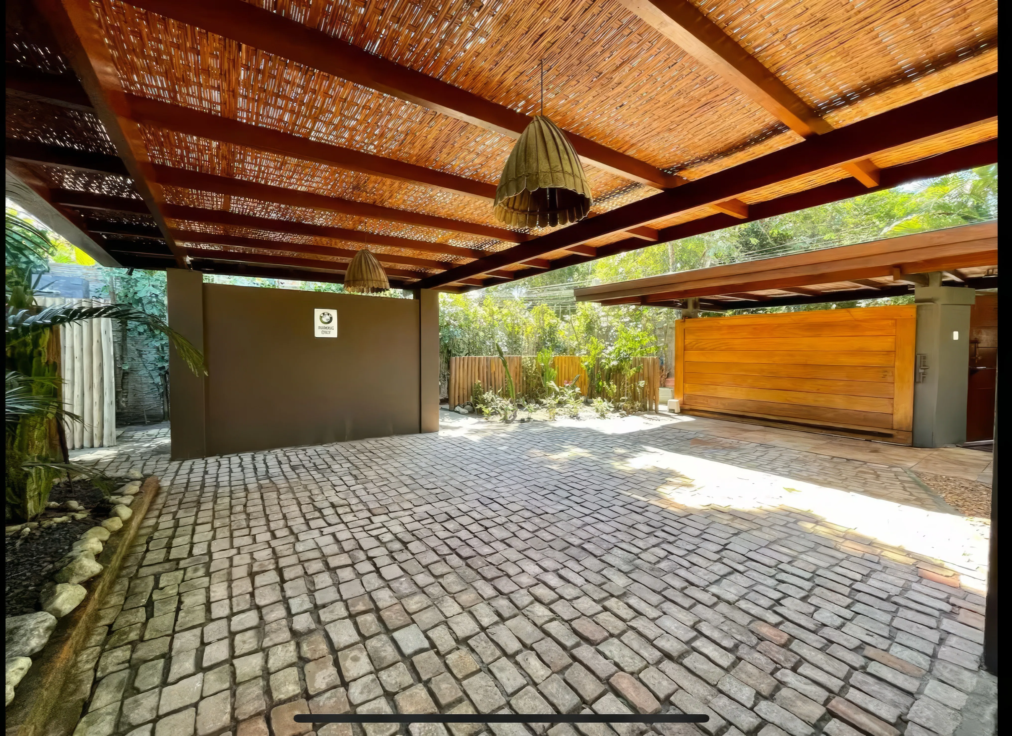 Terceiro quarto da Casa Paraíso, bem iluminado e com decoração clean.