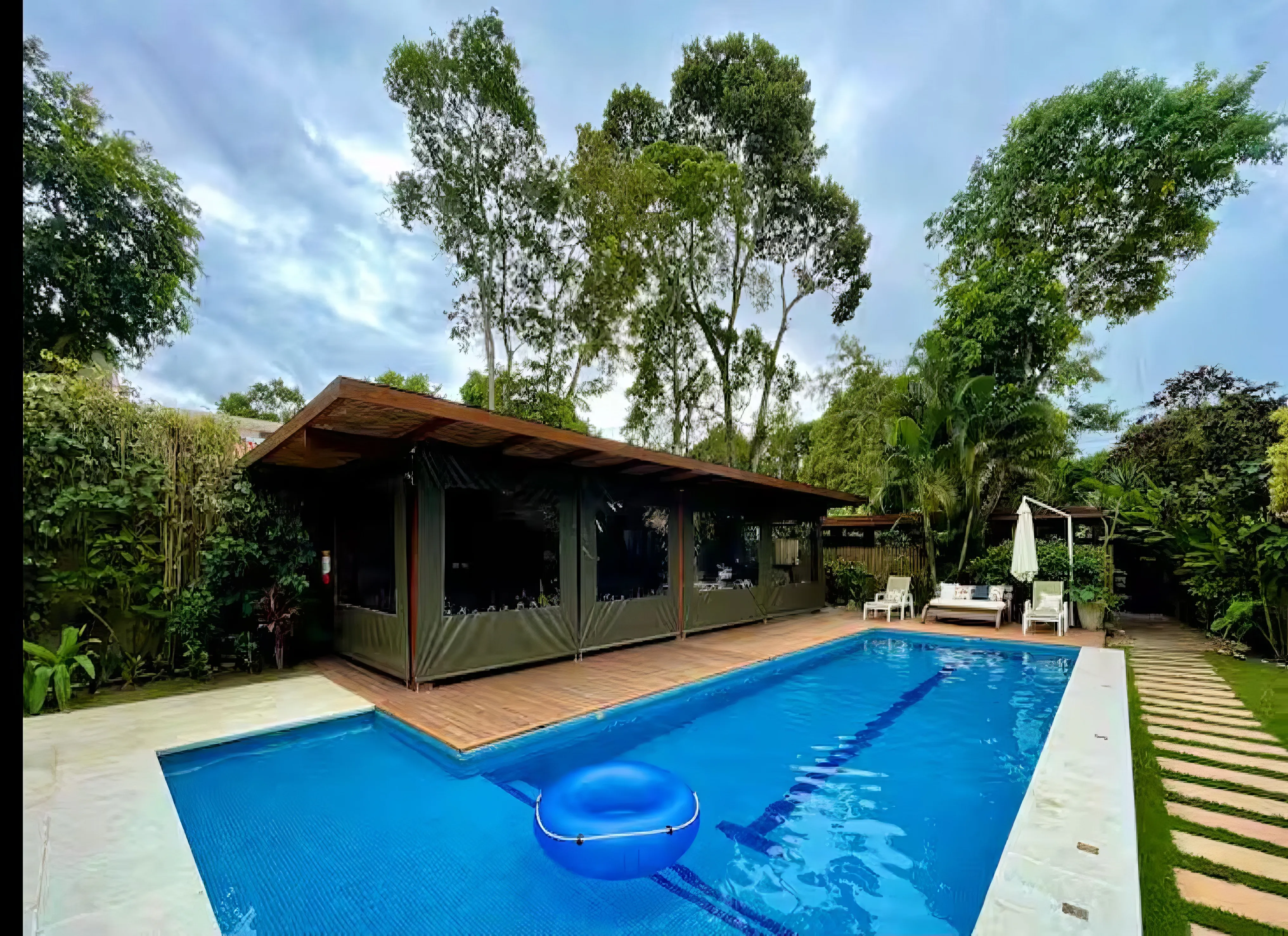 Close-up do jardim privativo mostrando a vegetação exuberante.