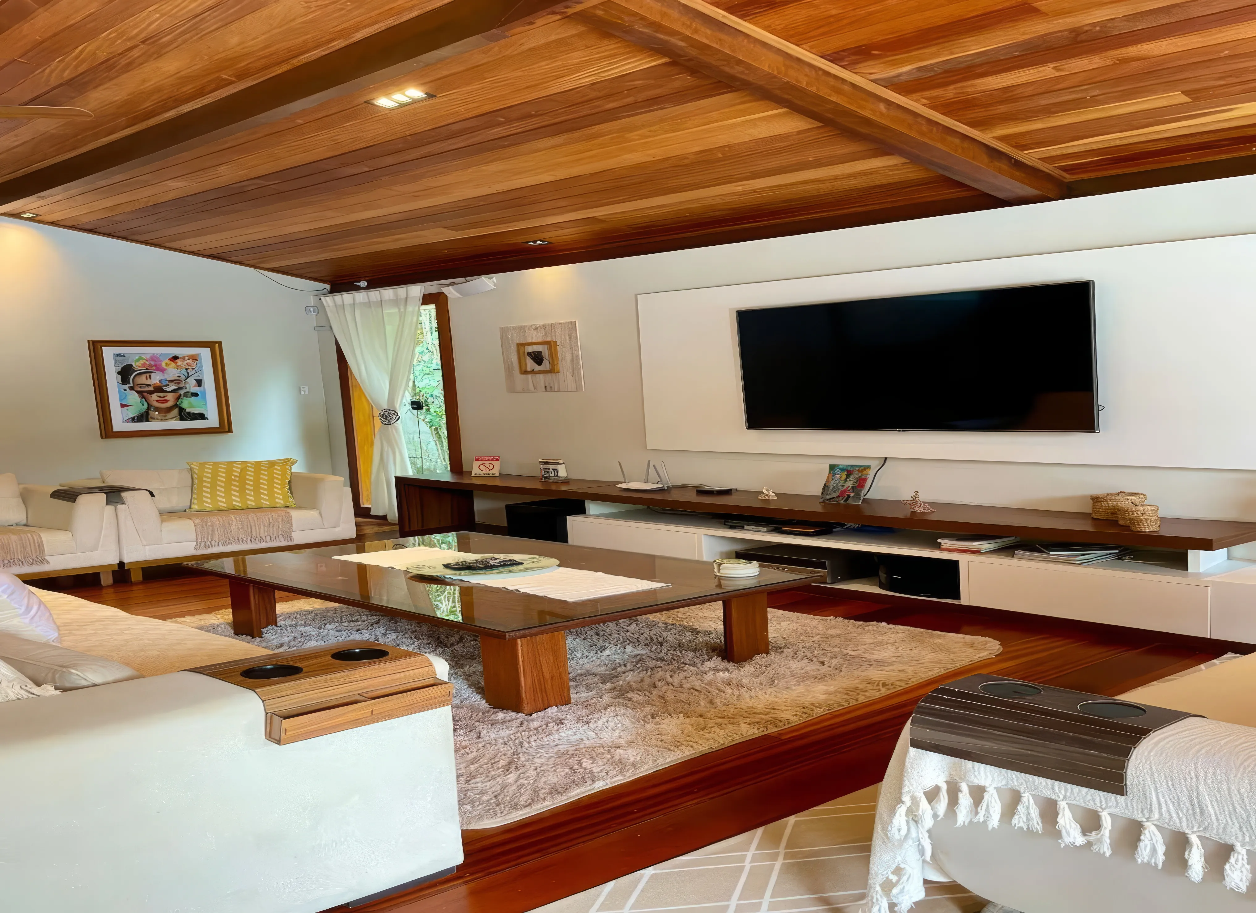 Piscina privativa com degraus, cercada por deck de madeira e espreguiçadeiras.