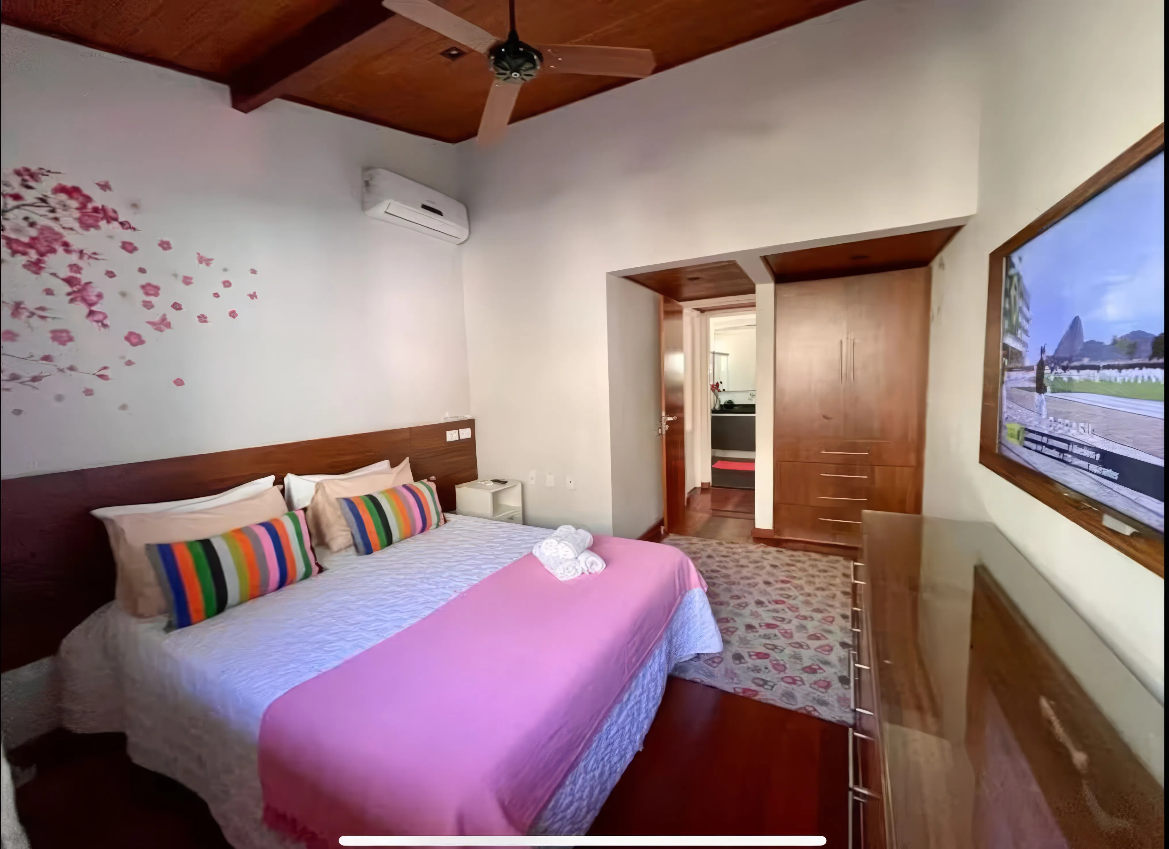 Cozinha gourmet completa com bancada em ilha, armários modernos e eletrodomésticos de aço inox.