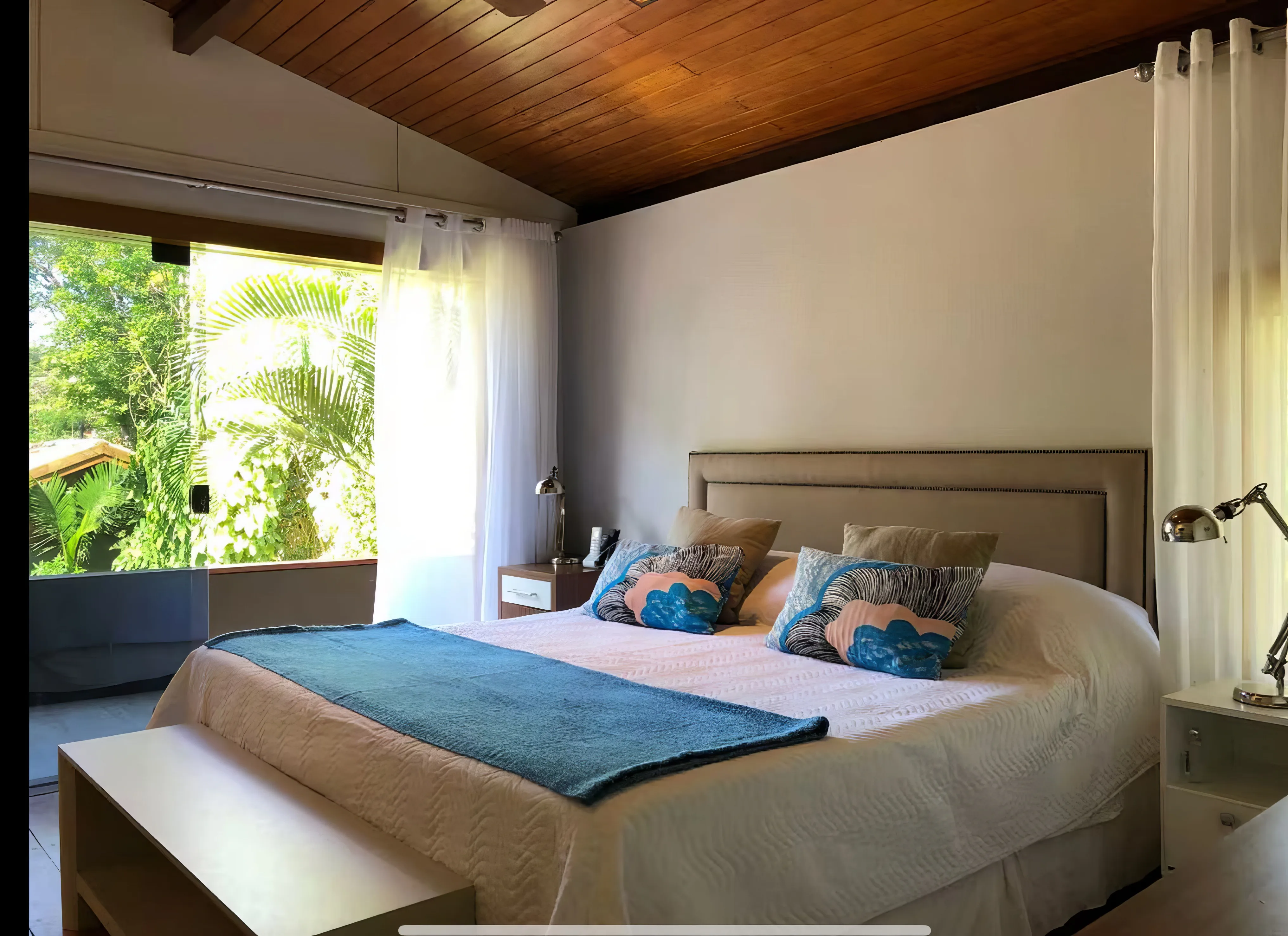 Sala de jantar elegante com mesa de madeira para oito pessoas.