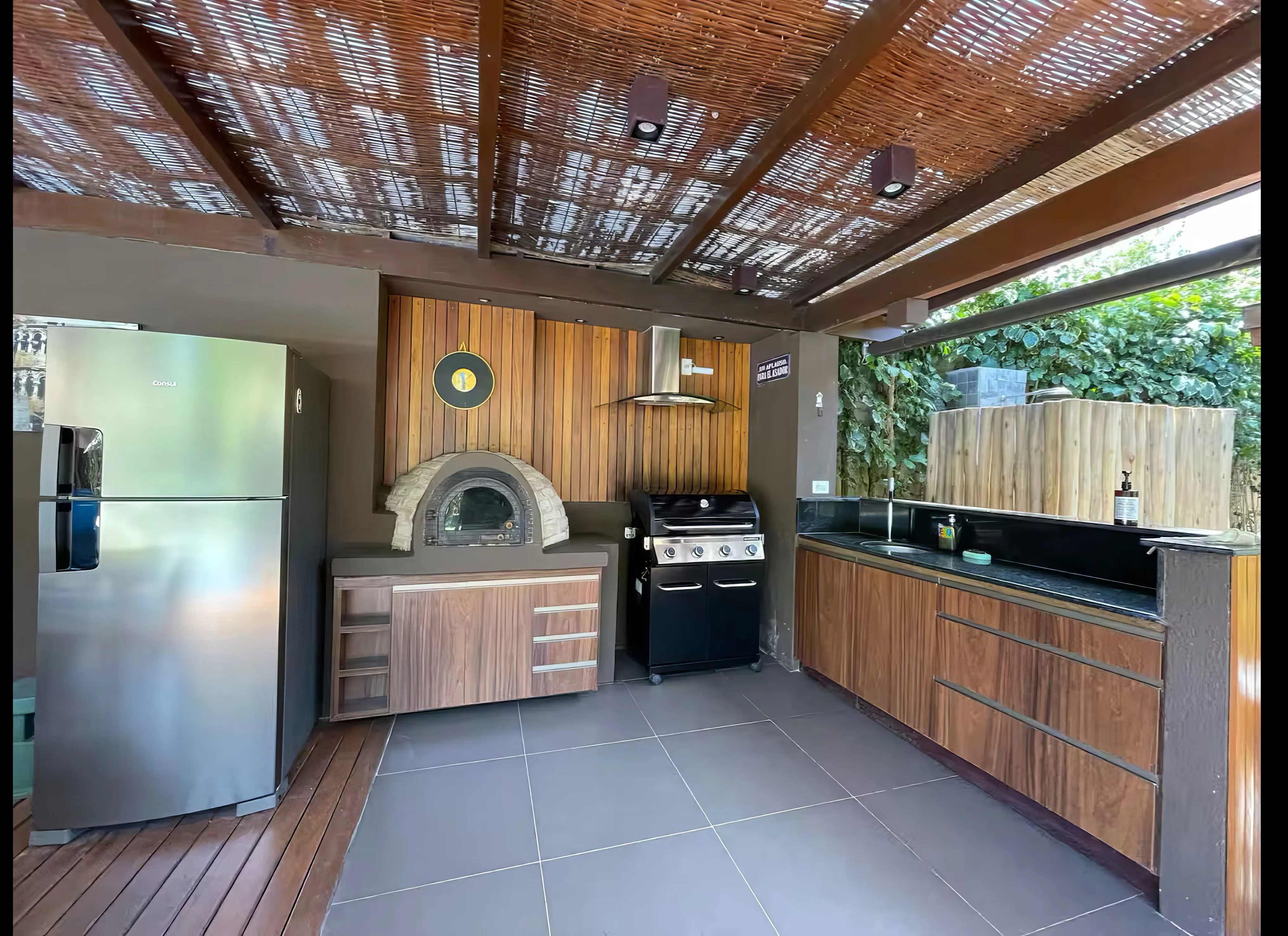 Suíte master com cama Super King, decoração sóbria e iluminação aconchegante.